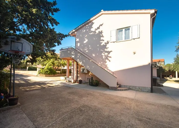 1-bedroom In Krk - Steps From The Beach! شقة كرك